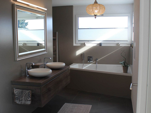 Nasszelle mit Eckbadewanne