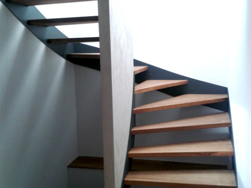 Holztreppe mit Stahlwangen