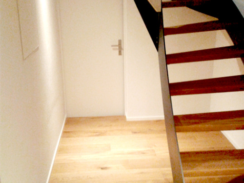 Holztreppe mit Stahlwangen