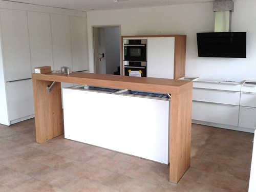 Küche mit Kochinsel und Bar