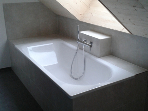 Badewanne an Kniestockwand